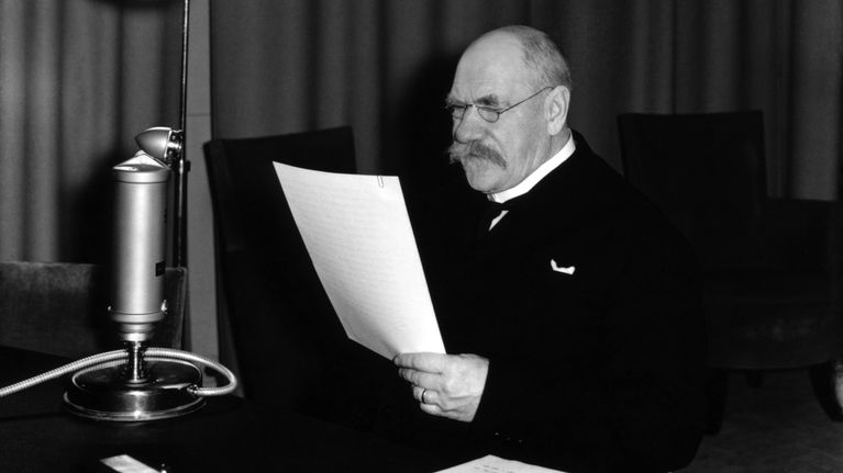 Presidentti Pehr Evind Svinhufvud radiotalon kolmosstudiossa Fabianinkatu 15:ta pitämässä radiopuhetta 1930-luvulla.