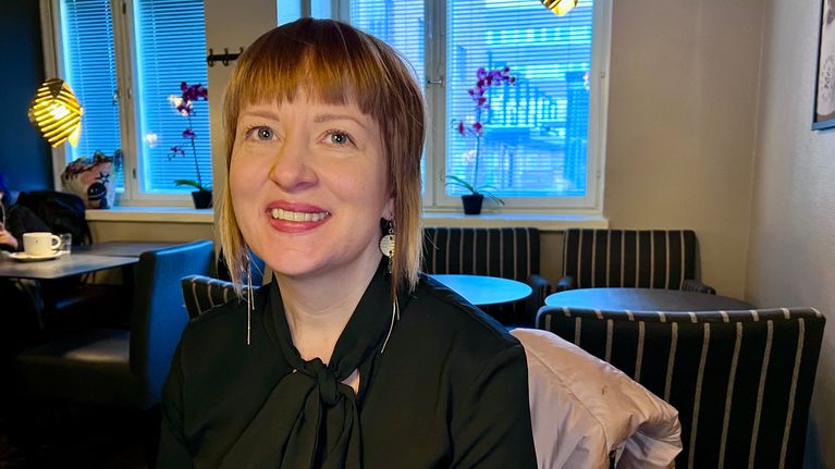 Niina Nieminen katsoo hymyillen kohti kameraa.