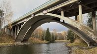 Lähikuvassa on betoninen kaarisilta, jonka alta kulkee vesistökanava. 