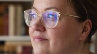 Anna-Riikka Carlsonin potretti, katsoo kohti sivuun kohti ikkunaa. 