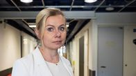 Riikka Pakarinen Katsoo kameraan.