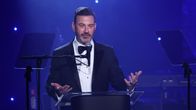 Jimmy Kimmel puhujanpöntön takana. 