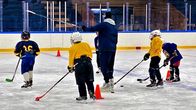 Ishockeyjuniorer tränar på isen.