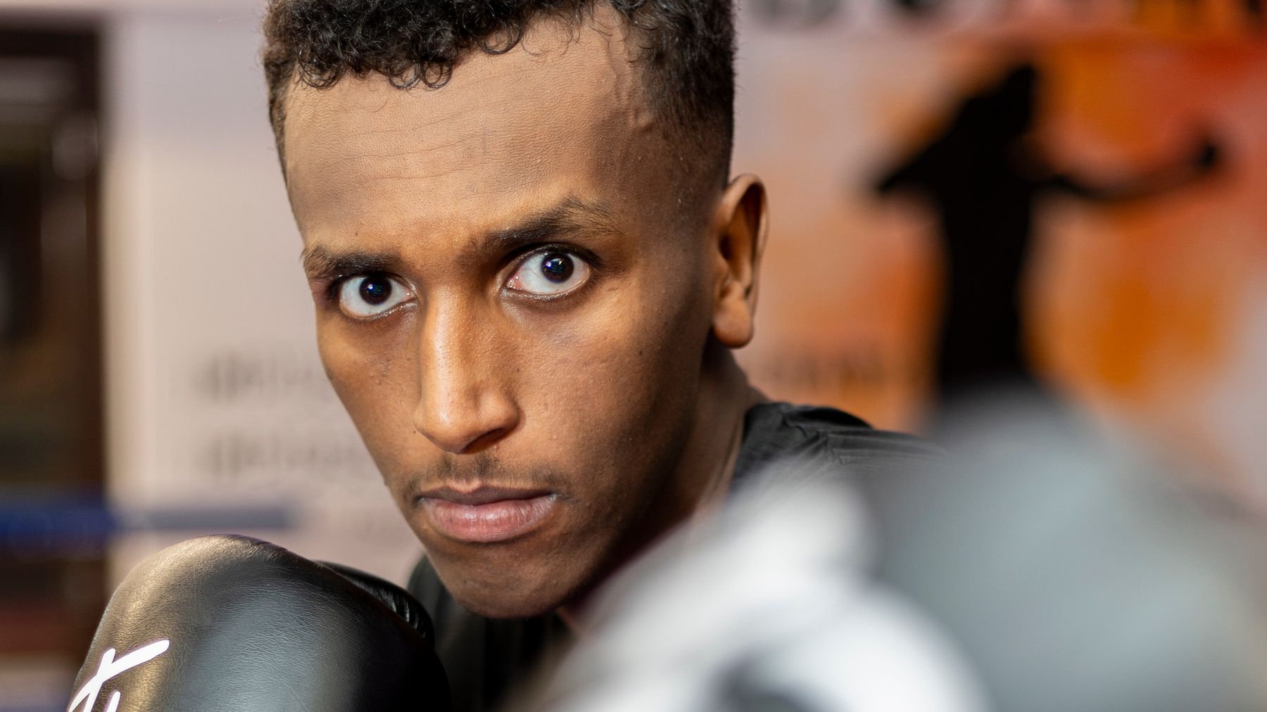 Nyrkkeilijä Ismail Umar treenikehässä.