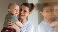 Jannika Välimaa pitää sylissään Väinö-poikaa, joka hymyilee leveästi.