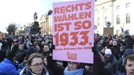 Mielenosoittaja pitelee kylttiä, jossa lukee "Rechts wählen ist so 1933".