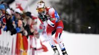 Therese Johaug i en utförsbacke på tremilen