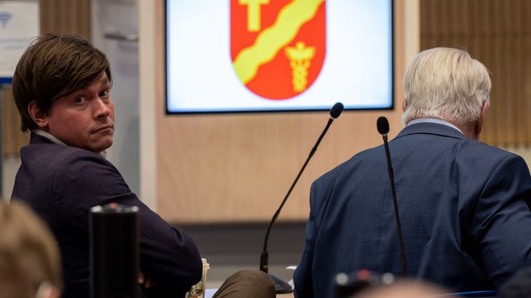 Kalervo Kummola ja Ilkka Sasi Tampereen kaupunginvaltuustossa.