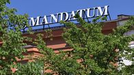 Mandatumin mainostaulu talon katolla.