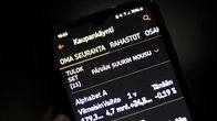 Älypuhelimen näytöllä OP-mobiili, jossa kaupankäynti-välilehti auki.
