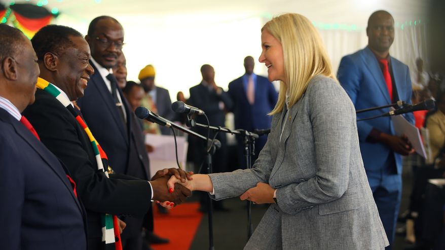 Kirtsy Coventry kättelee presidentti Emmerson Mnangagwaa.