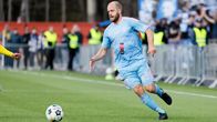 Teemu Pukki löper med bollen.