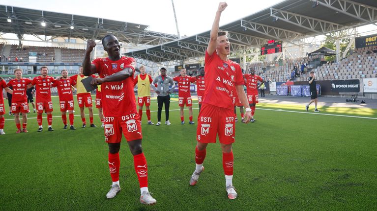 Kerfala Cissoko och Rudi Vikström jublar.