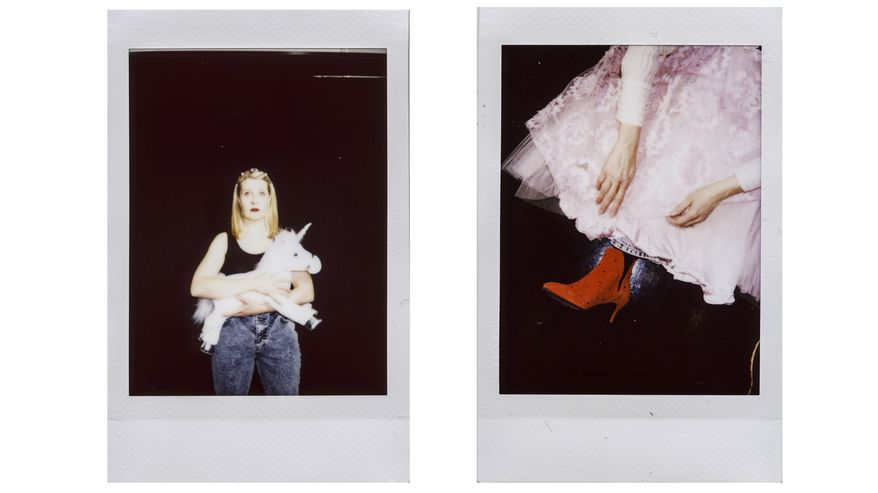 Kuvakombossa on kaksi Alli Haapasalon polaroid-muotokuvaa.