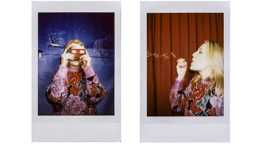 Kuvakombossa on kaksi Alli Haapasalon polaroid-muotokuvaa.