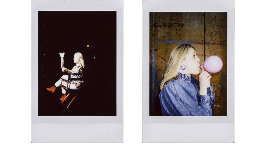 Kuvakombossa on kaksi Alli Haapasalon polaroid-muotokuvaa.