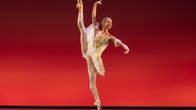 Suomalainen ballerina  Anni Martinsén tanssii Helsingin kansainvälisessä balettikilpailussa.