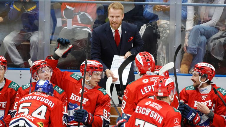 Tommi Miettinen jakamassa ohjeita..