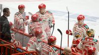 Sportspelare snackar med varandra under en time-out.