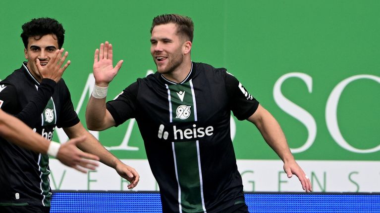 Benjamin Källman tuulettaa Hannover-joukkuekavereiden kanssa.