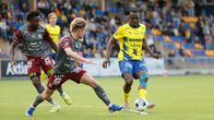 Spelare från Gnistan med boll mot två Jaroförsvarare.