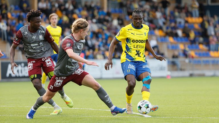 Spelare från Gnistan med boll mot två Jaroförsvarare.