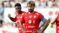 Jaron jalkapallonpelaaja Sergei Eremenko kapteeninnauha käsivarressaan.