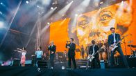 Ultra Bra lavalla Ruisrockissa heinäkuussa 2017.