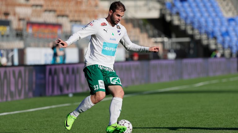 Aleksei Kangaskolkka med bollen