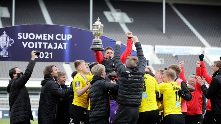 Kuopion Palloseura juhlii voittoa.