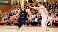 Seagullsspelaren Tuukka Kotti med bollen i premiären mot Ura.