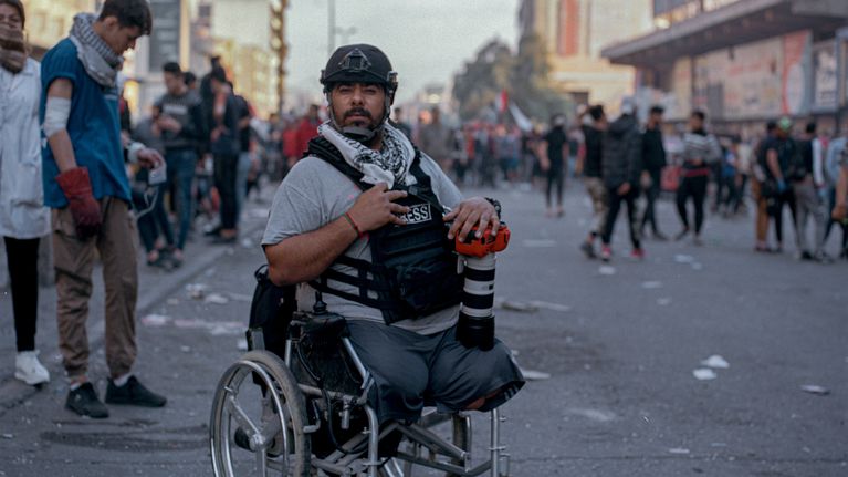 Jalkansa menettänyt kuvajournalisti Bagdadin kadulla. 
