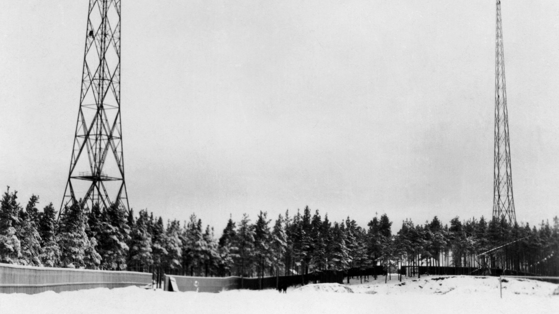 Lahden yleisradioaseman itäinen antennimasto juuri valmistuneena v. 1928.