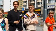 Ilmari Nurminen puolisoinenn Tampere-pride kulkueen kärjessä.