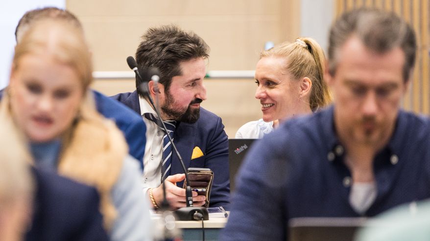 Juho Hirvelä ja Marika Puolimatka juttelemassa toisilleen Tampereen kaupunginvaltuuston kokouksessa.