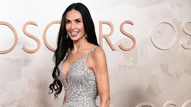 Demi Moore pajettimekosta Oscarin punaisella matolla.