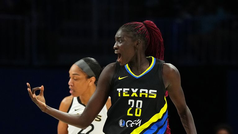 Koripalloilija Awak Kuier kentällä WNBA-liigassa Dallasin joukkueessa.