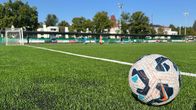 Centrumplan i Ekenäs. En fotboll i förgrunden.