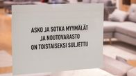 Lasissa on lappu, jossa lukee: Asko ja Sotka myymälät ja noutovarasto on toistaiseksi suljettu. Lasin läpi näkyy huonekaluja.