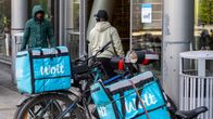 Två matbud och Woltcyklar utanför Kampen i Helsingfors.