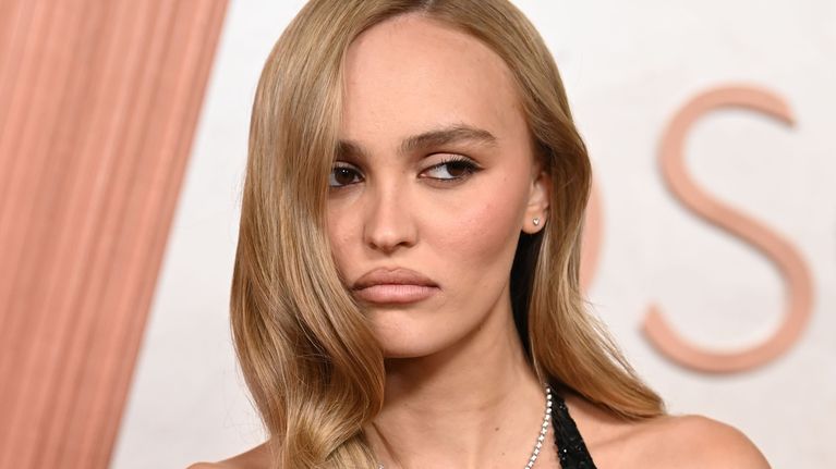 Lily-Rose Depp mustassa pitsimekossa.
