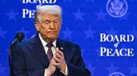 Donald Trump taputtaa. Taustalla Board of Peace -teksti.