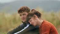 Sarjan Connell (Paul Mescal) ja Marianne (Daisy Edgar-Jones) istuvat vierekkäin heinikossa. Marianne nojaa Connellin olkapäähän.