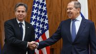 Yhdysvaltain ulkoministeri Antony Blinken ja Venäjän ulkoministeri Sergei Lavrov kättelivät Genevessä ennen neuvottelujaan.