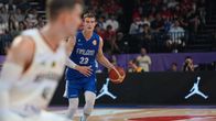 Lauri Markkanen kuljettaa palloa Saksaa vastaan MM-kisoissa.