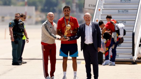  Luis de la Fuente ja Rodri toivat pokaalin Espanjan kamaralle.
