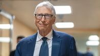 Harmaatukkainen Bill Gates sinisessä puvussa.