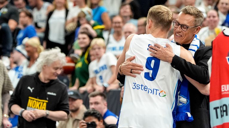 Sasu Salin kävi halaamassa tasavallan presidenttiä Alexander Stubbia koripallon EM-kisoissa 2025.