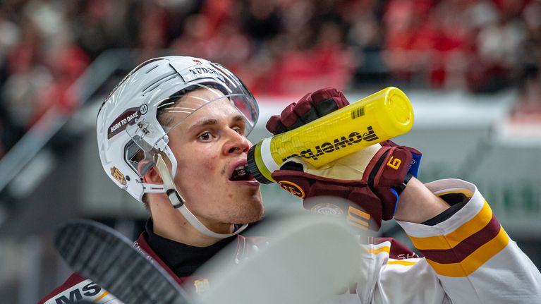 Jesse Puljujärvi juo Geneve-Servetten paidassa.