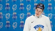 Leijonien hyökkääjä Jesse Puljujärvi katselee hämmästyneenä.